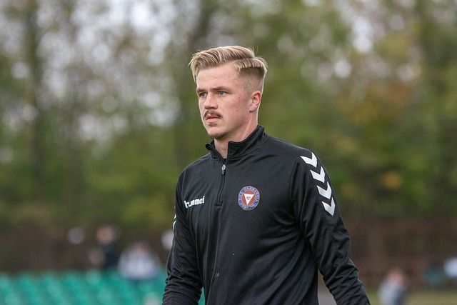 隐含着对 隐含着对